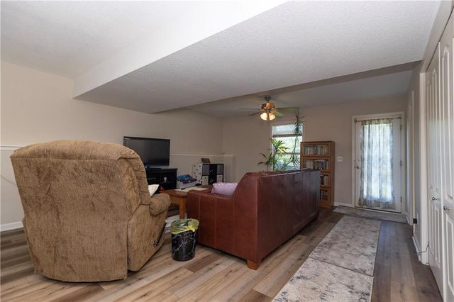 1902 NE Lake Drive, Smithville, MO 64089