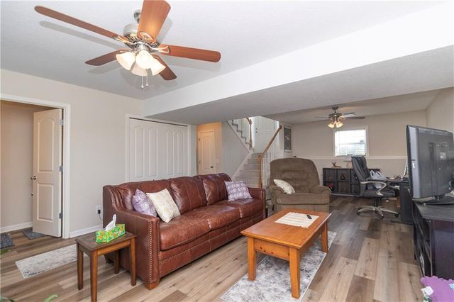 1902 NE Lake Drive, Smithville, MO 64089