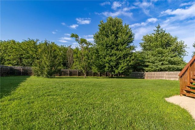 1902 NE Lake Drive, Smithville, MO 64089
