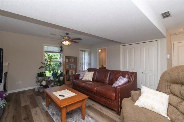 1902 NE Lake Drive, Smithville, MO 64089