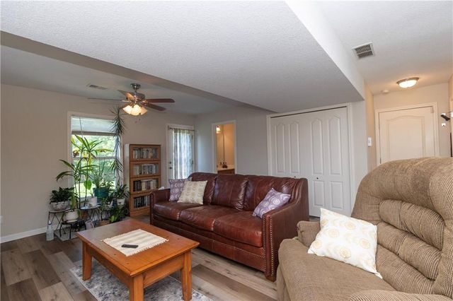 1902 NE Lake Drive, Smithville, MO 64089