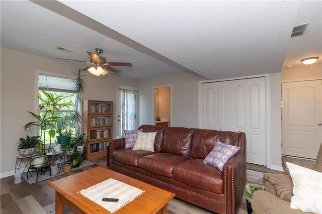 1902 NE Lake Drive, Smithville, MO 64089