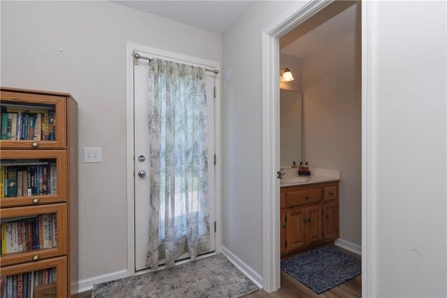 1902 NE Lake Drive, Smithville, MO 64089