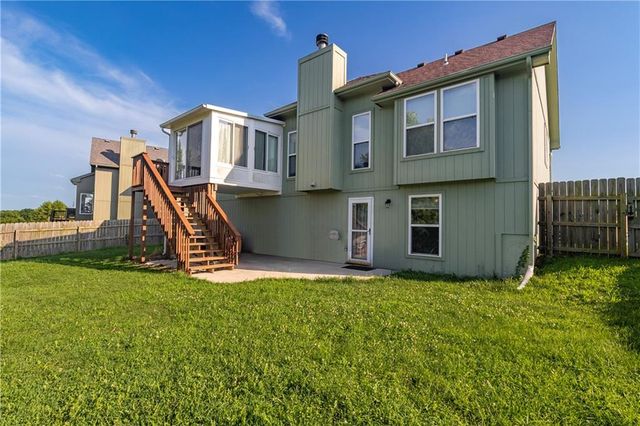 1902 NE Lake Drive, Smithville, MO 64089