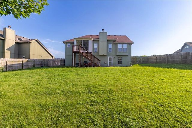 1902 NE Lake Drive, Smithville, MO 64089