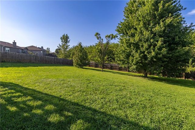 1902 NE Lake Drive, Smithville, MO 64089