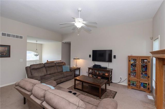 1902 NE Lake Drive, Smithville, MO 64089