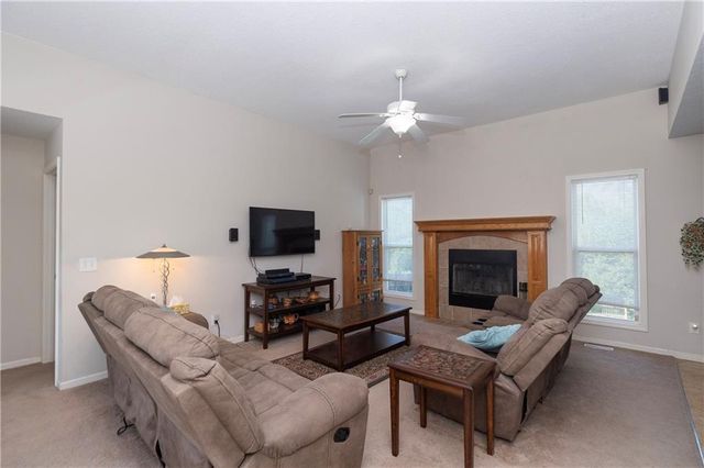 1902 NE Lake Drive, Smithville, MO 64089