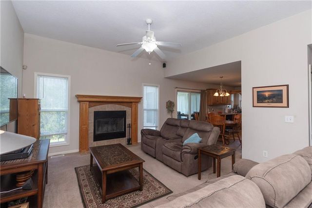 1902 NE Lake Drive, Smithville, MO 64089