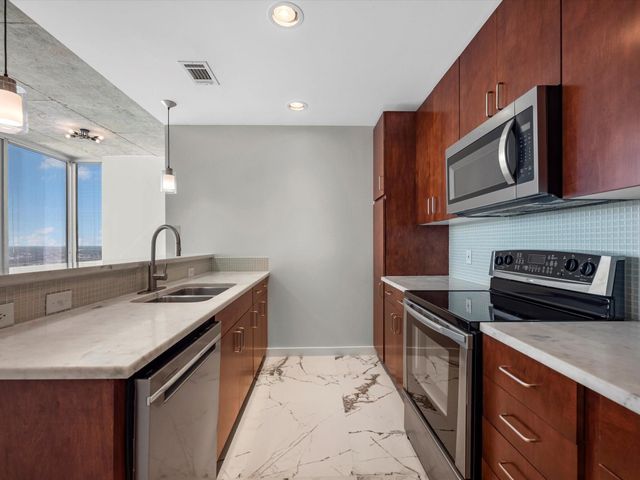 5925 Almeda Road 11702, Houston, TX 77004