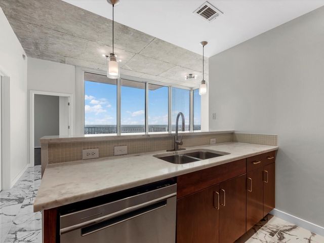 5925 Almeda Road 11702, Houston, TX 77004