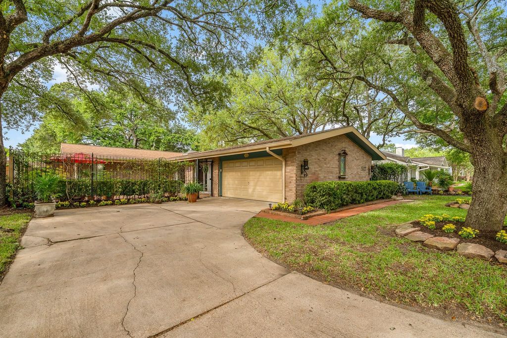 5327 Valkeith Drive, Houston, TX 77096