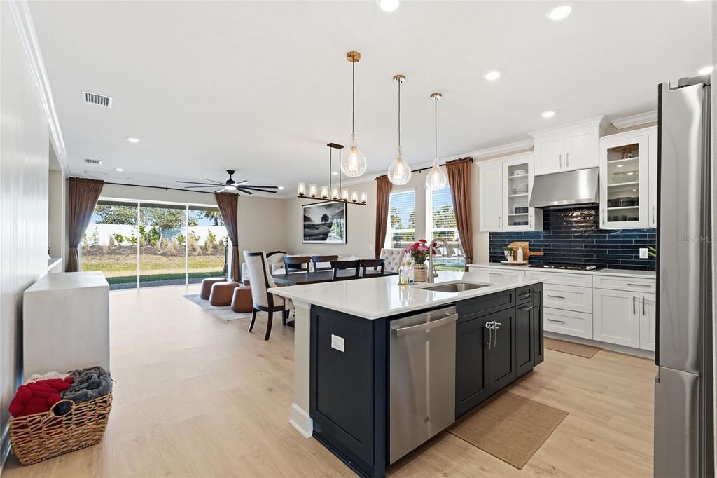 Image 5 of property listing at 16520 STAR GRASS CIRCLE, Bradenton, FL 34211