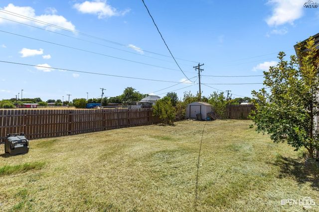515 N TEXAS STREET, Electra, TX 76360