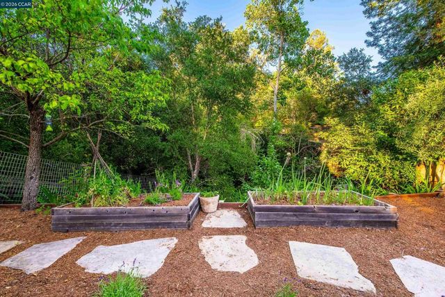 860 Paradise Ct, Lafayette, CA 94549