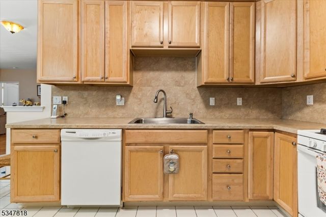 2306 Ambassador Ct, Franklin Twp., NJ 08873