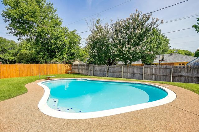 225 Timber Ridge Drive, Burleson, TX 76028