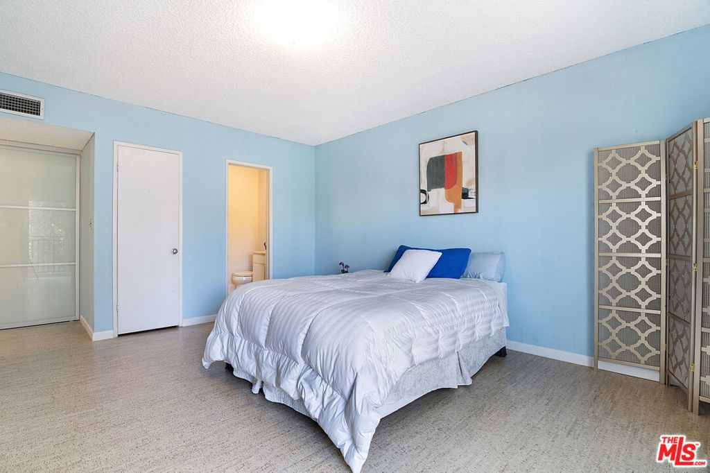 Image 11 of property listing at 5252 Coldwater Canyon Avenue 214, Sherman Oaks, CA 91401