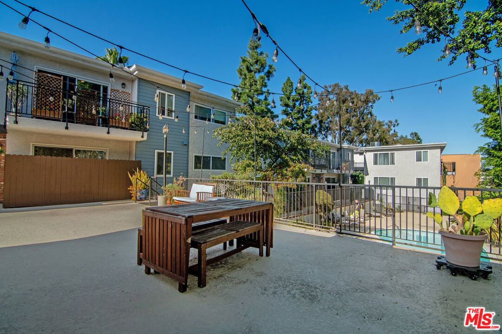 Image 17 of property listing at 5252 Coldwater Canyon Avenue 214, Sherman Oaks, CA 91401