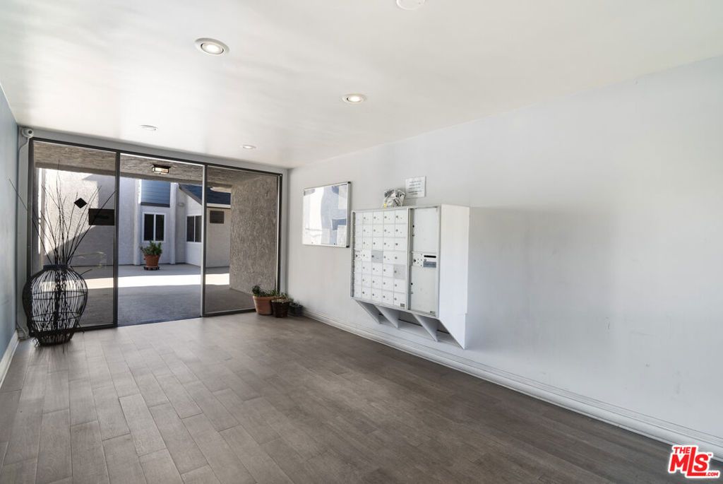 Image 21 of property listing at 5252 Coldwater Canyon Avenue 214, Sherman Oaks, CA 91401