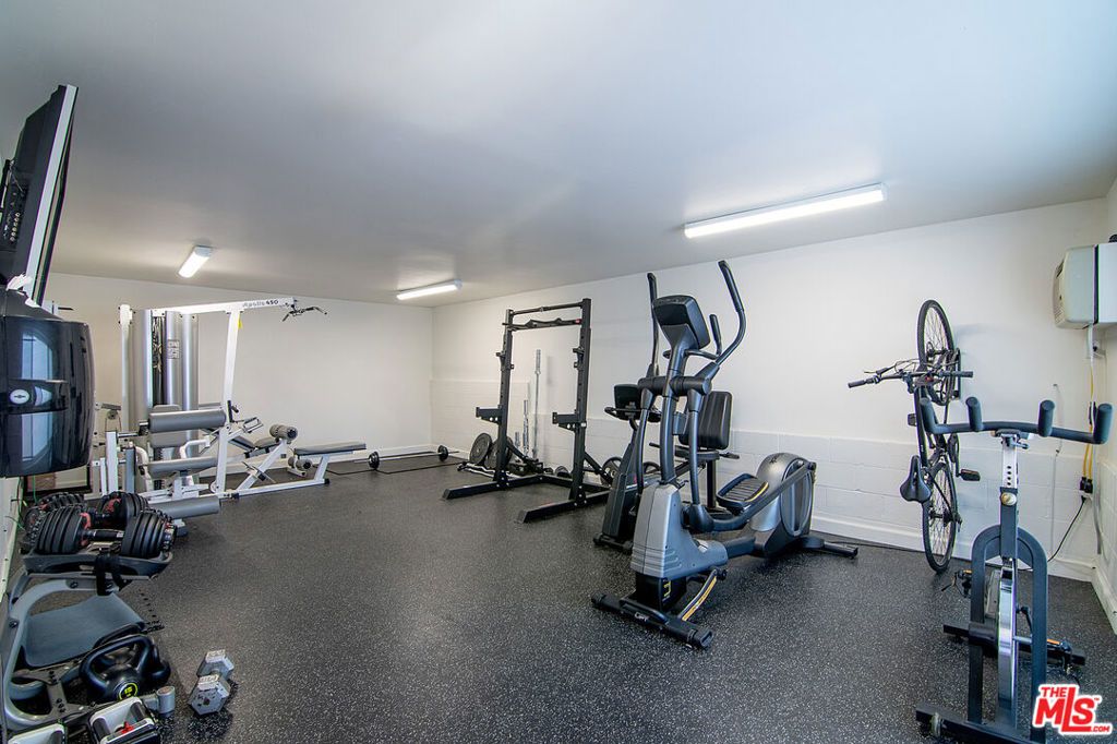 Image 22 of property listing at 5252 Coldwater Canyon Avenue 214, Sherman Oaks, CA 91401