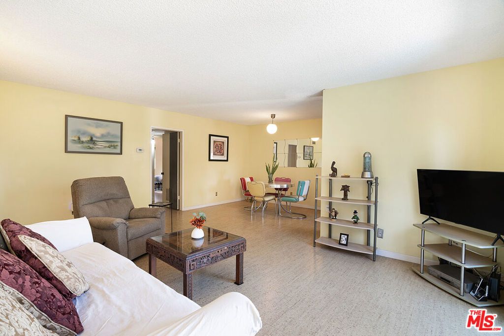Image 5 of property listing at 5252 Coldwater Canyon Avenue 214, Sherman Oaks, CA 91401