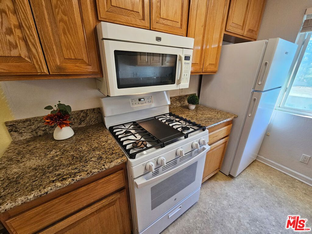 Image 9 of property listing at 5252 Coldwater Canyon Avenue 214, Sherman Oaks, CA 91401