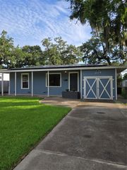 204 Jasmine Street, Lake Jackson, TX 77566
