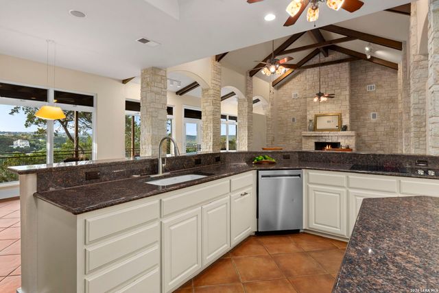 15529 Escarpment Oak, Helotes, TX 78023