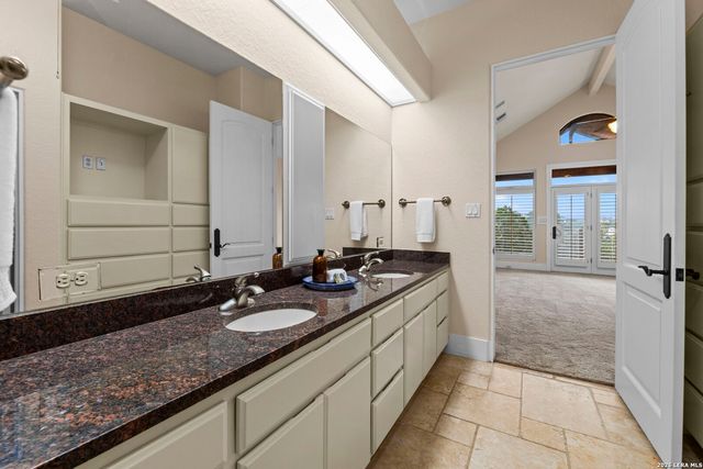 15529 Escarpment Oak, Helotes, TX 78023