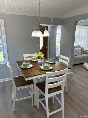7210 Buckingham Ave, Allen Park, MI 48101