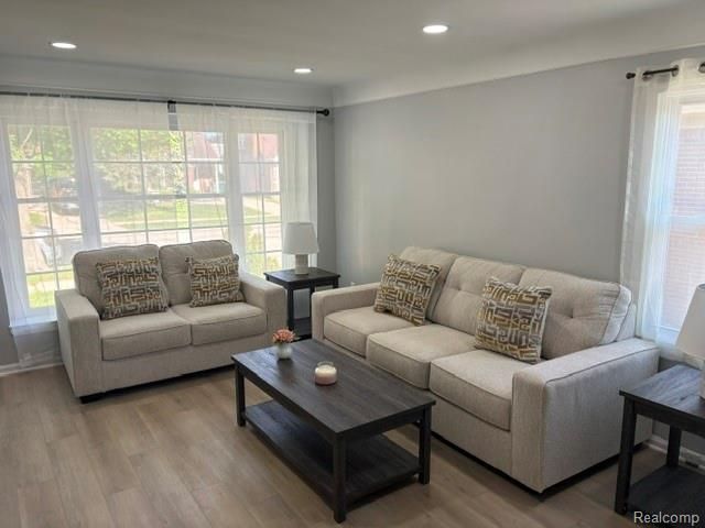 7210 Buckingham Ave, Allen Park, MI 48101
