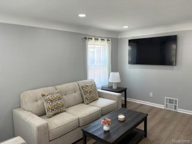 7210 Buckingham Ave, Allen Park, MI 48101