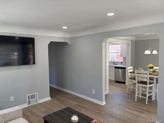 7210 Buckingham Ave, Allen Park, MI 48101