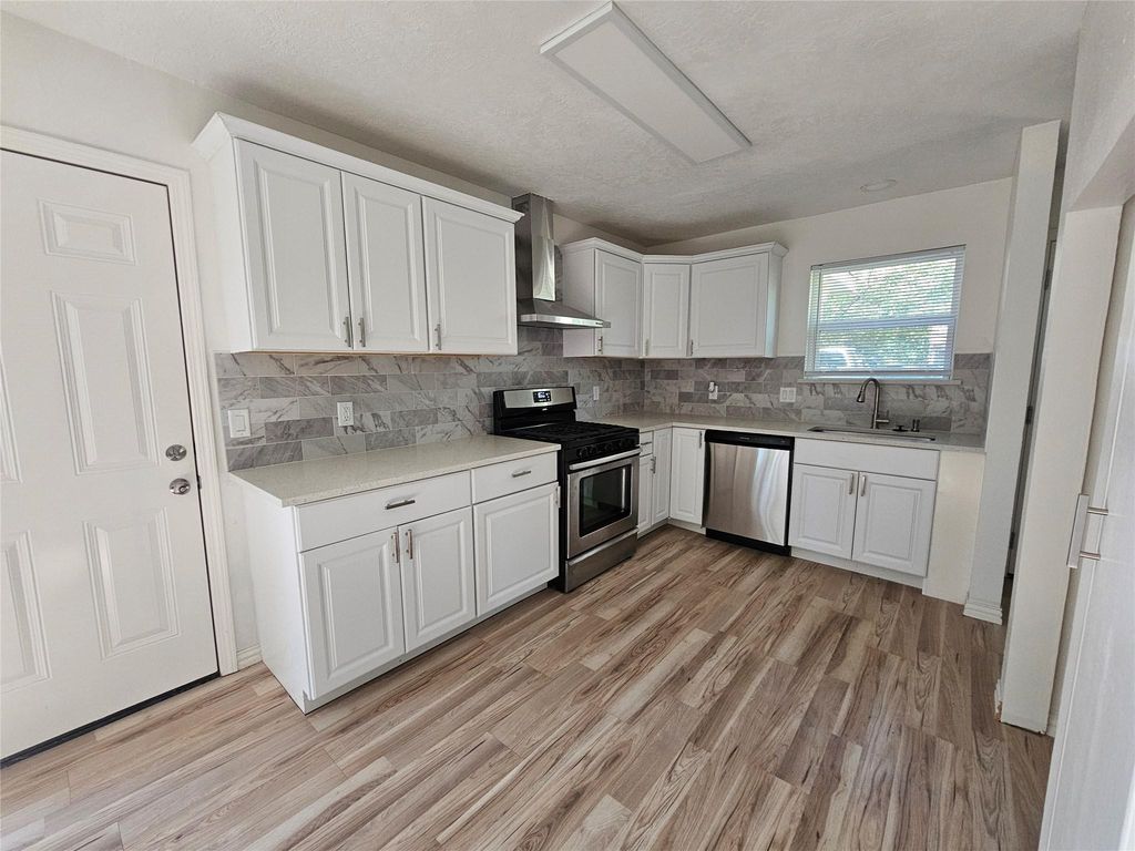 105 E Wavy Oak Circle, The Woodlands, TX 77381