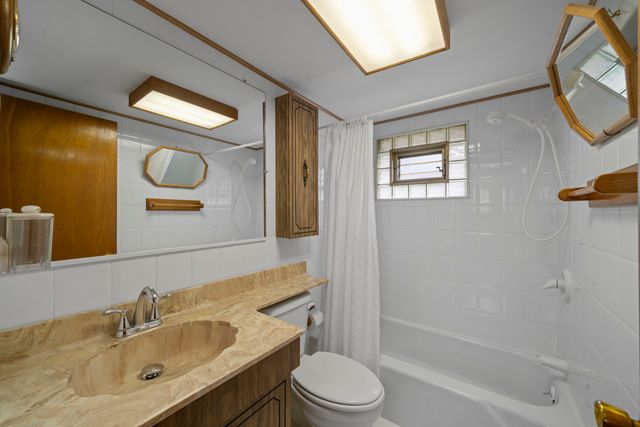 22 HOLIDAY Drive, Lake Holiday, IL 60552