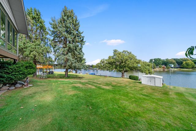 22 HOLIDAY Drive, Lake Holiday, IL 60552