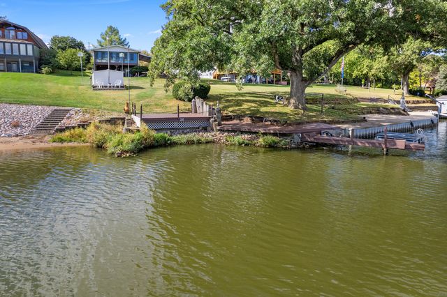 22 HOLIDAY Drive, Lake Holiday, IL 60552