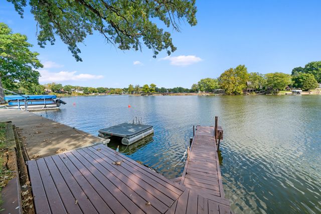 22 HOLIDAY Drive, Lake Holiday, IL 60552