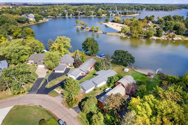 22 HOLIDAY Drive, Lake Holiday, IL 60552