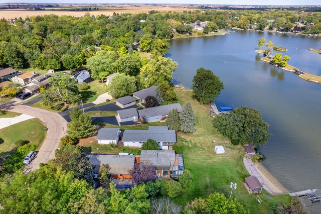 22 HOLIDAY Drive, Lake Holiday, IL 60552