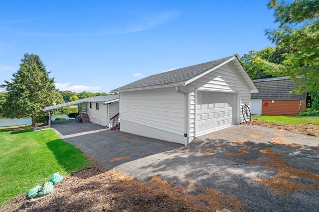 22 HOLIDAY Drive, Lake Holiday, IL 60552