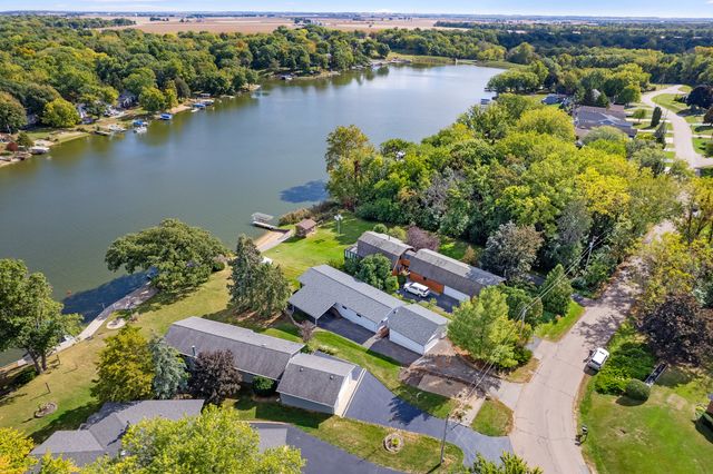 22 HOLIDAY Drive, Lake Holiday, IL 60552