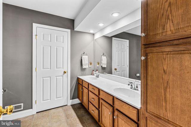 2 WATER LEAF RD, Lancaster, PA 17603