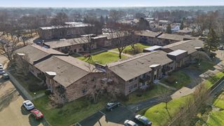 2620 N Windsor Drive 204, Arlington Heights, IL 60004