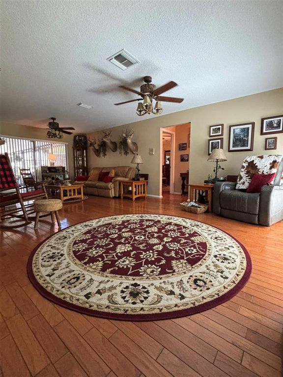 Image 3 of property listing at 2309 WOODBEND CIRCLE, New Port Richey, FL 34655