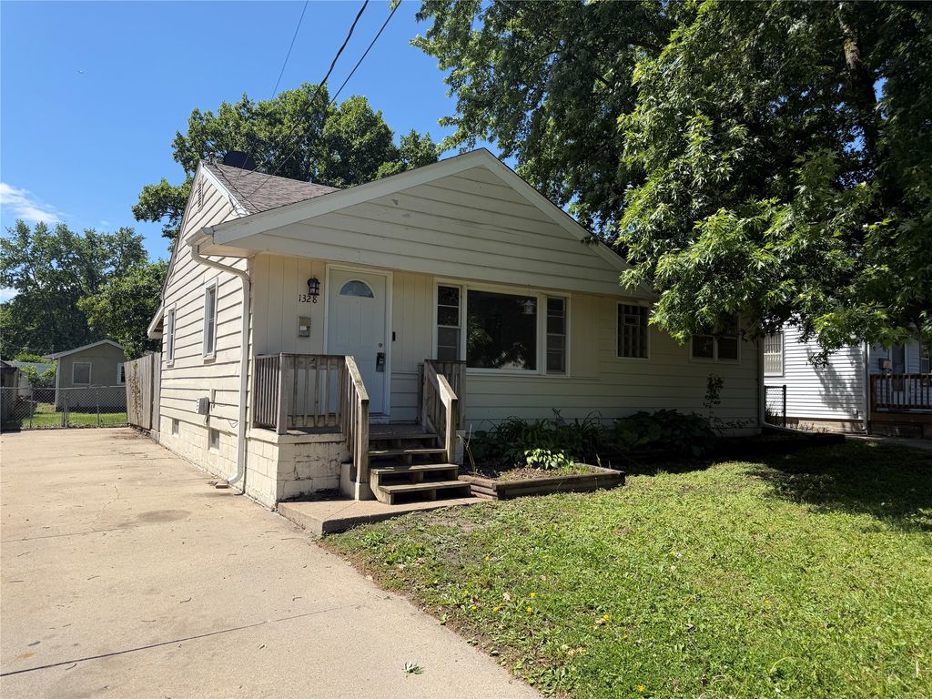 1328 Carrie Avenue, Des Moines, IA 50315