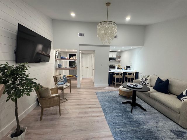 7014 N Holiday Drive, Galveston, TX 77550