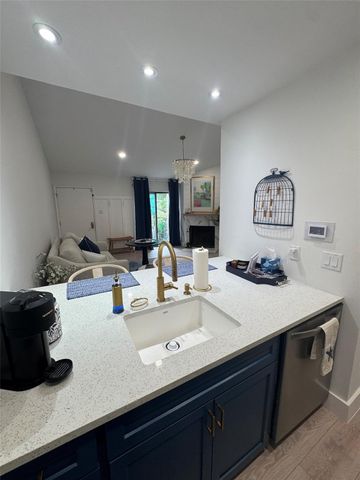 7014 N Holiday Drive, Galveston, TX 77550