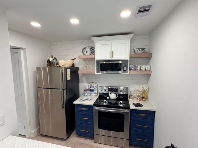 7014 N Holiday Drive, Galveston, TX 77550